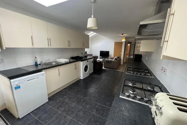 8 bedroom terraced house for rent