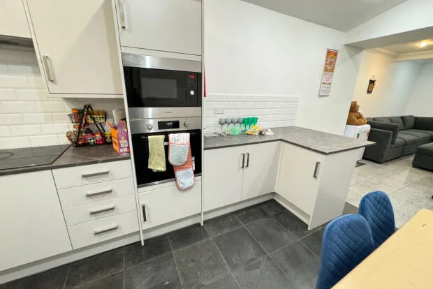 7 bedroom terraced house for rent