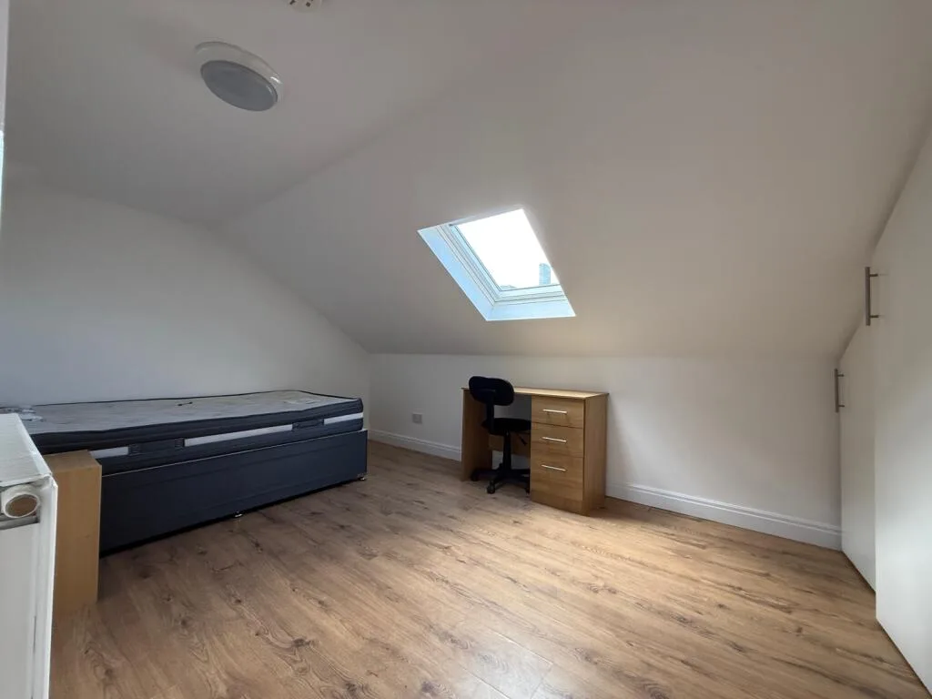 8 bedroom terraced house for rent