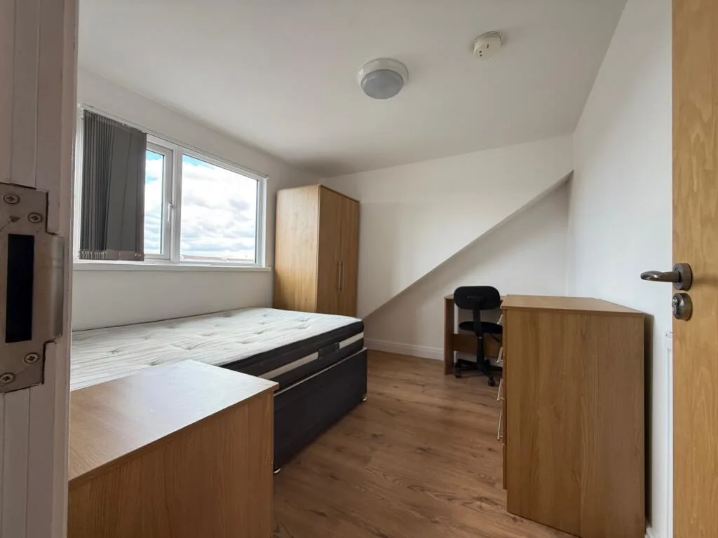 8 bedroom terraced house for rent