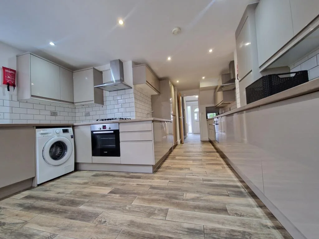 8 bedroom terraced house for rent
