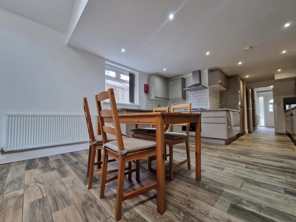 8 bedroom terraced house for rent