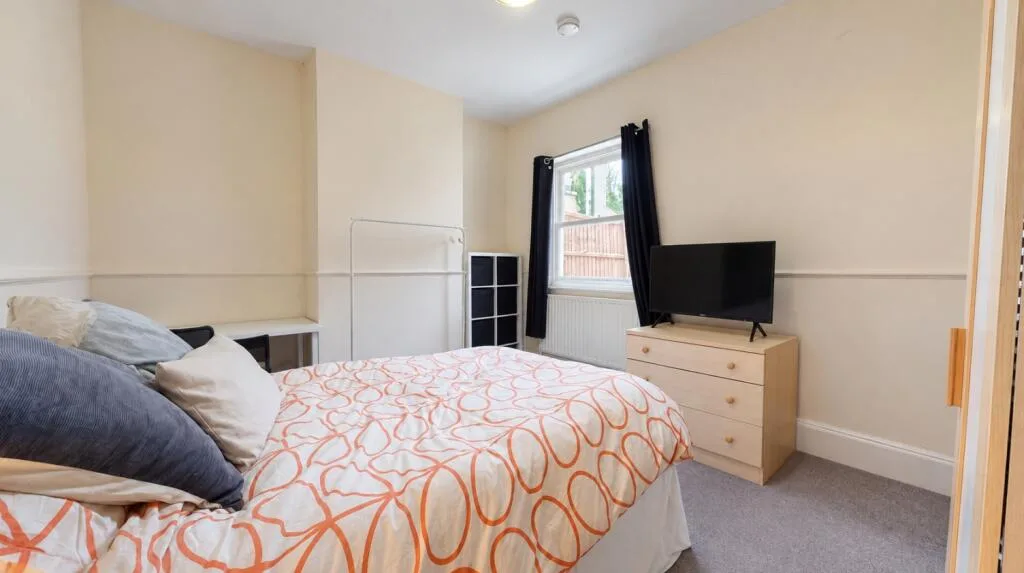 6 bedroom semi-detached house for rent