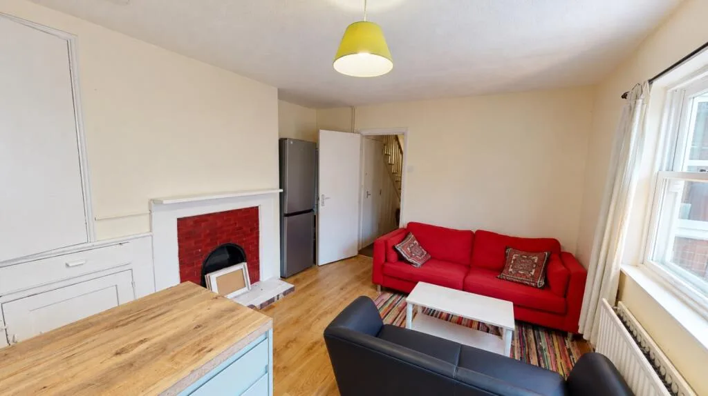 6 bedroom semi-detached house for rent