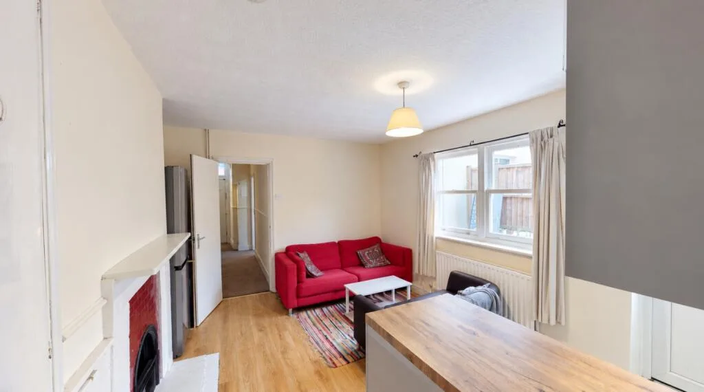 6 bedroom semi-detached house for rent