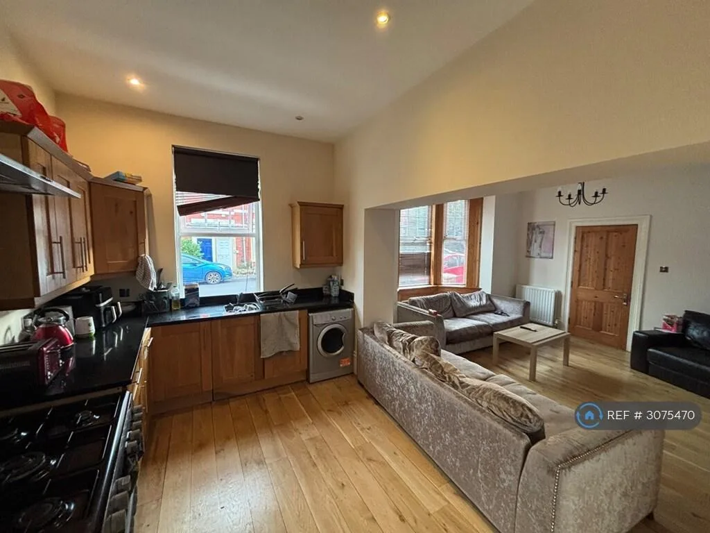 8 bedroom detached house for rent