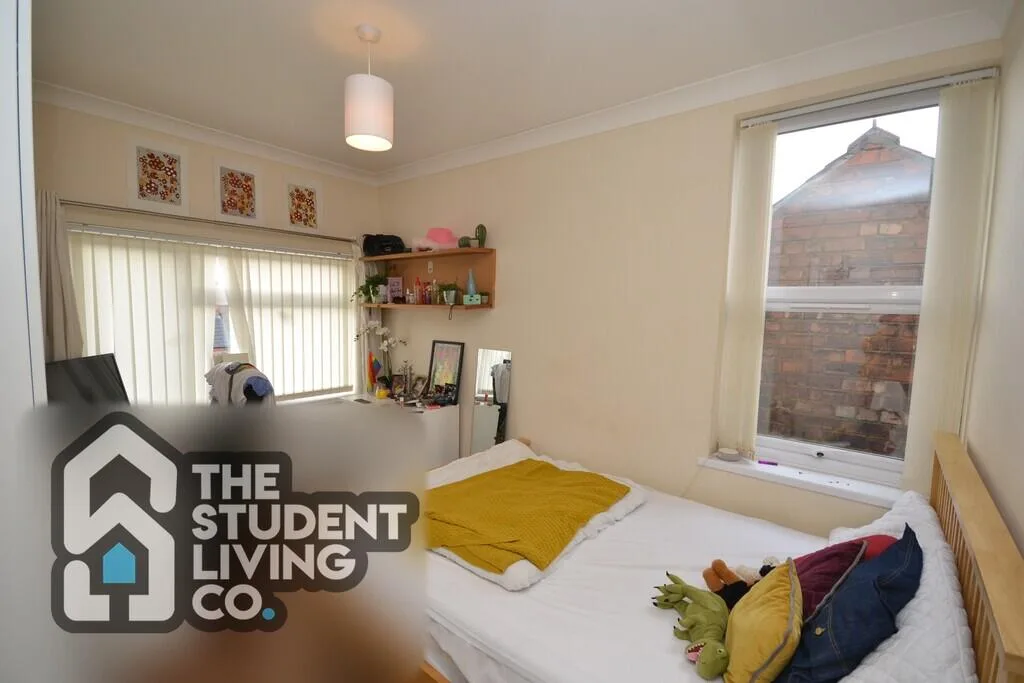 6 bedroom semi-detached house for rent
