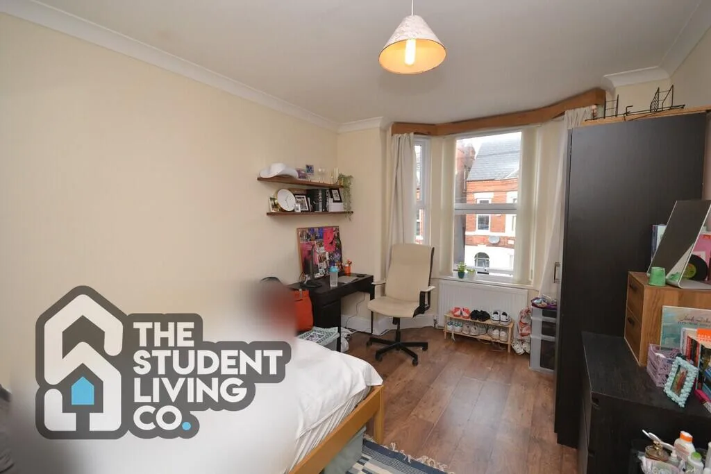 6 bedroom semi-detached house for rent