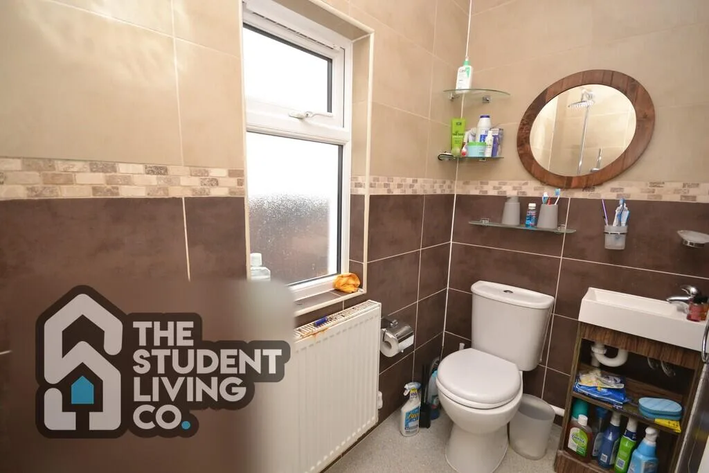 6 bedroom semi-detached house for rent