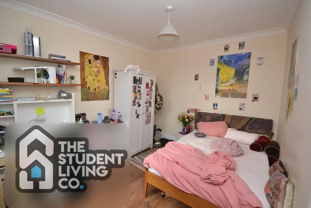6 bedroom semi-detached house for rent