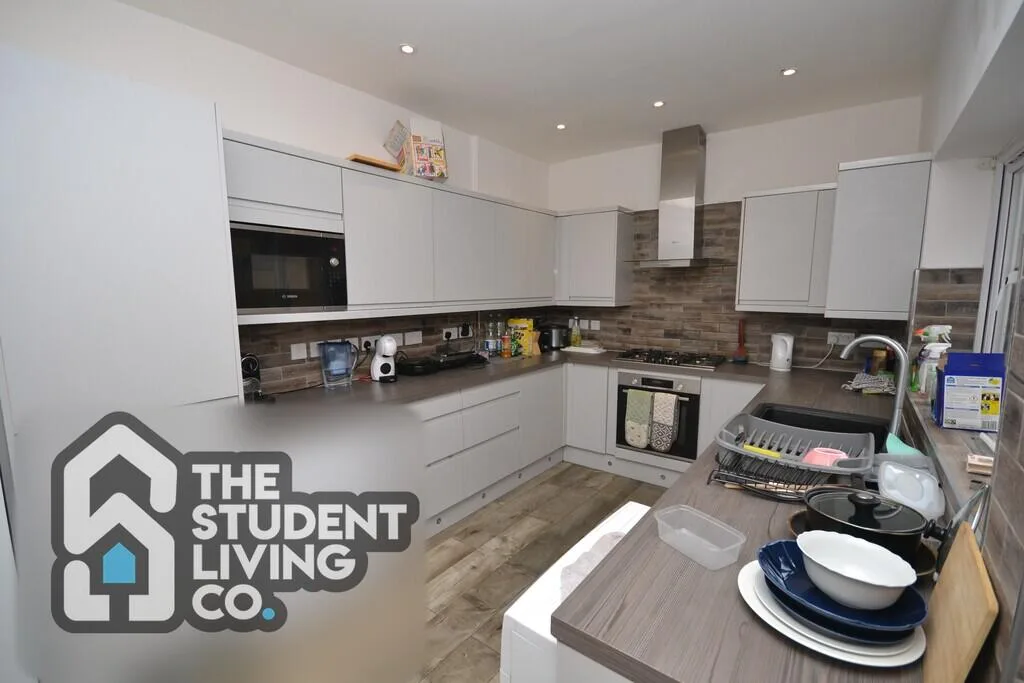 6 bedroom semi-detached house for rent
