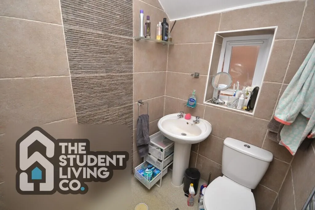 6 bedroom semi-detached house for rent