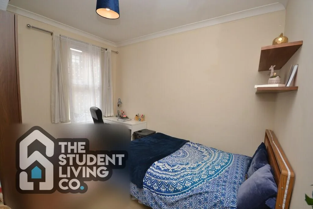 6 bedroom semi-detached house for rent