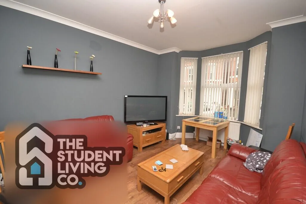 6 bedroom semi-detached house for rent