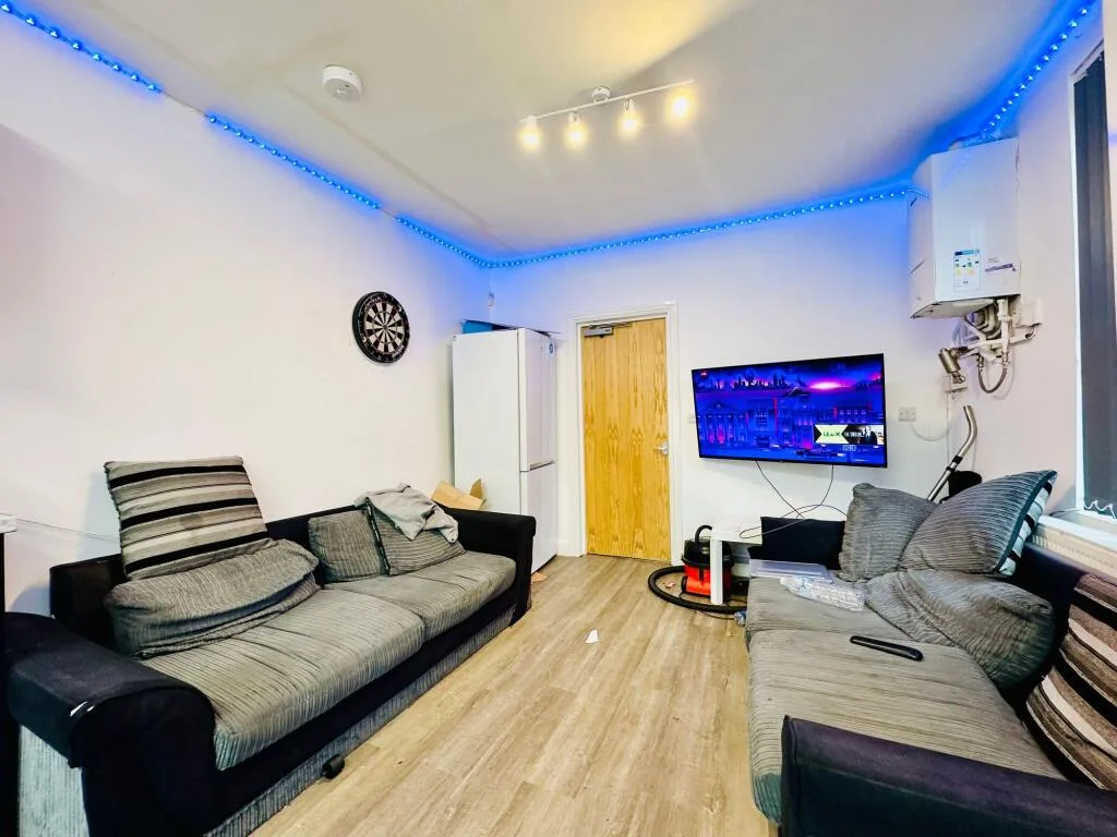 7 bedroom semi-detached house for rent