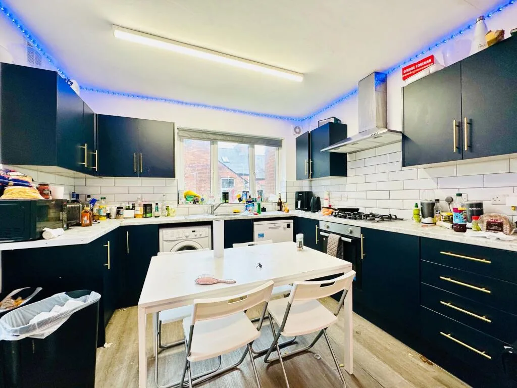 7 bedroom semi-detached house for rent