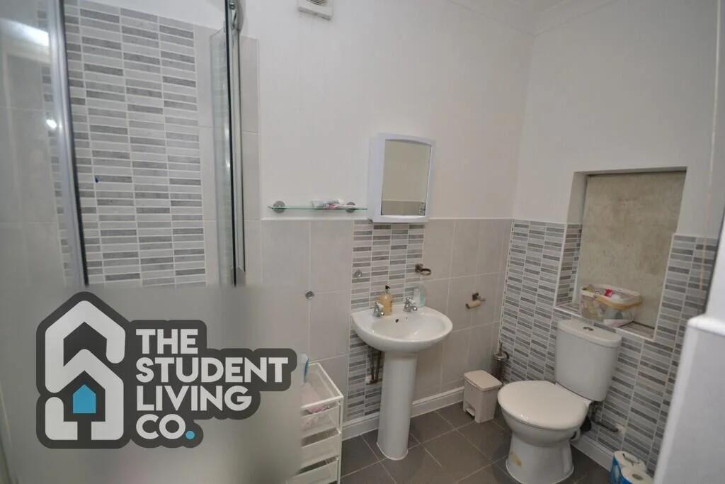 5 bedroom semi-detached house for rent