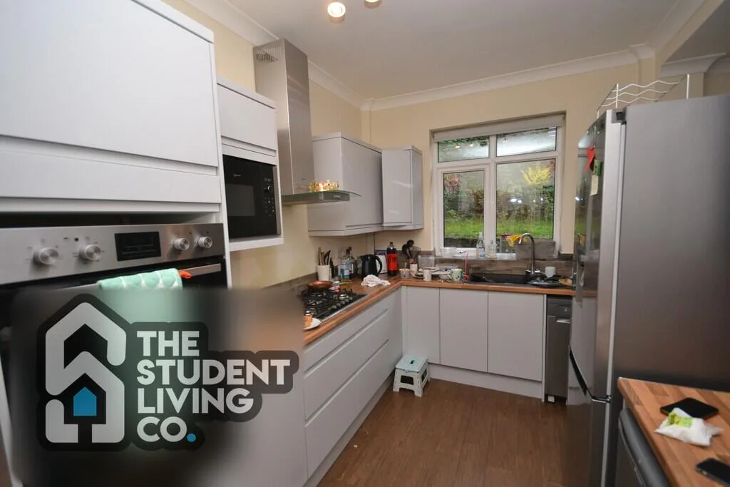 5 bedroom semi-detached house for rent