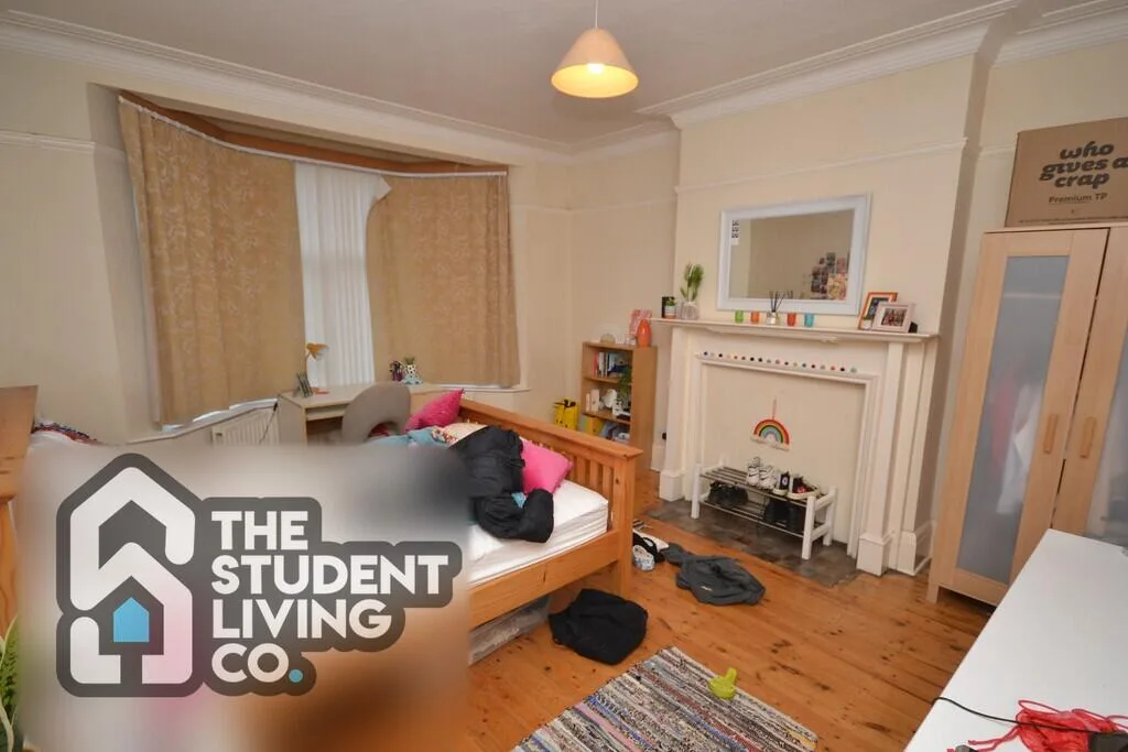 5 bedroom semi-detached house for rent