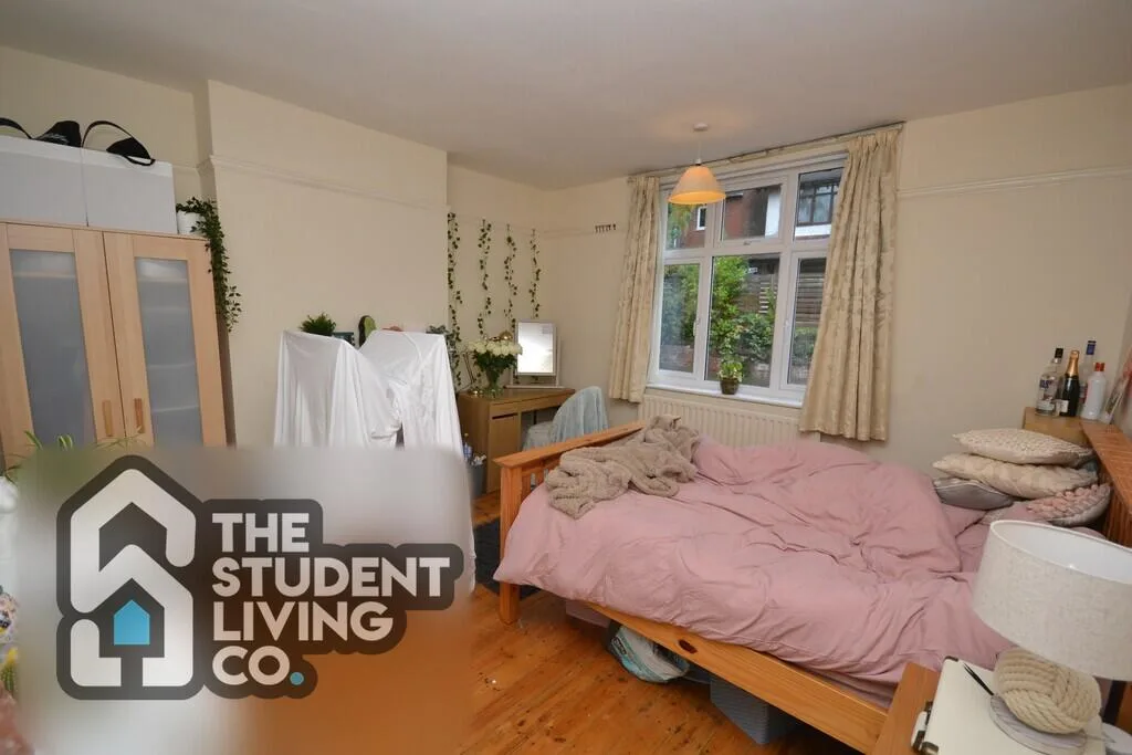 5 bedroom semi-detached house for rent