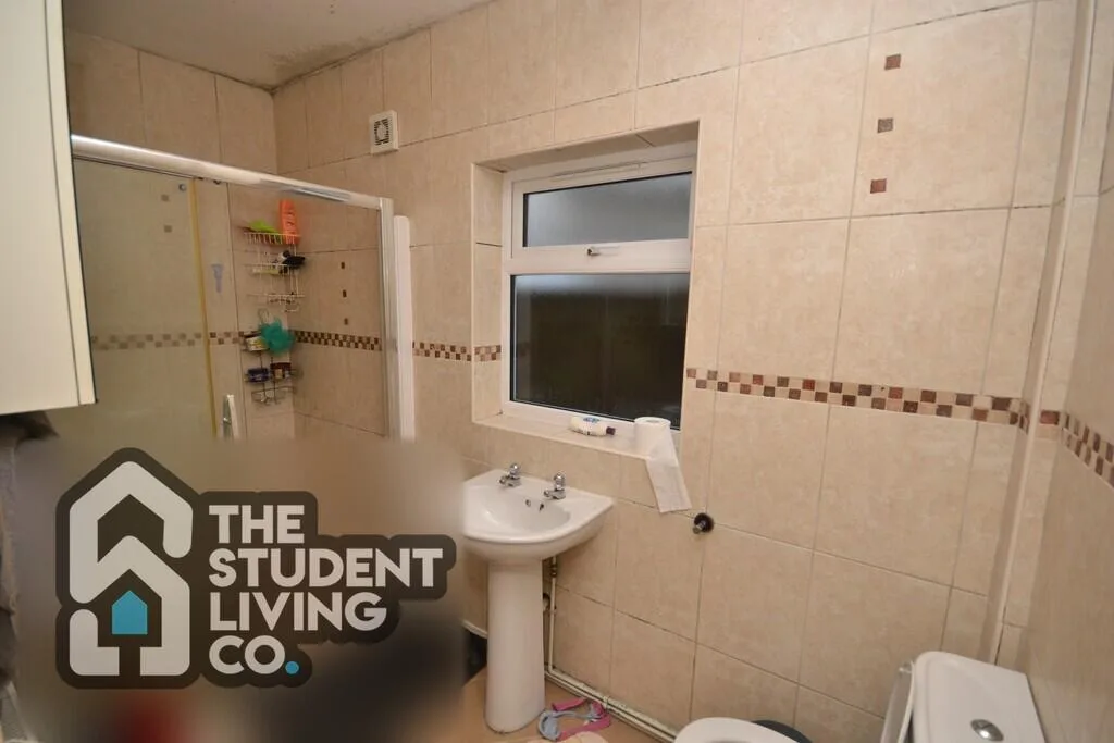 5 bedroom semi-detached house for rent