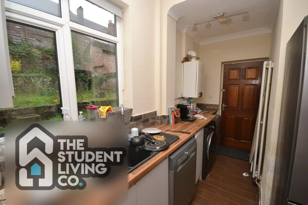 5 bedroom semi-detached house for rent