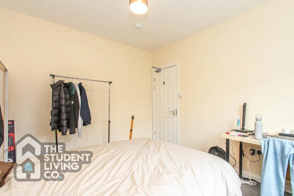 5 bedroom semi-detached house for rent