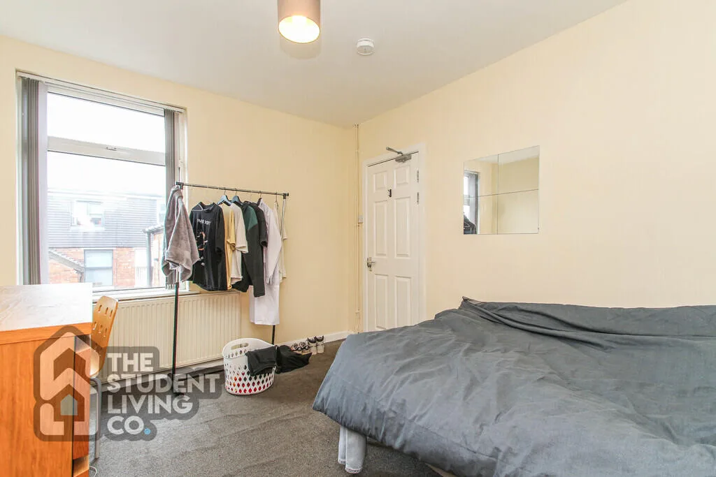 5 bedroom semi-detached house for rent