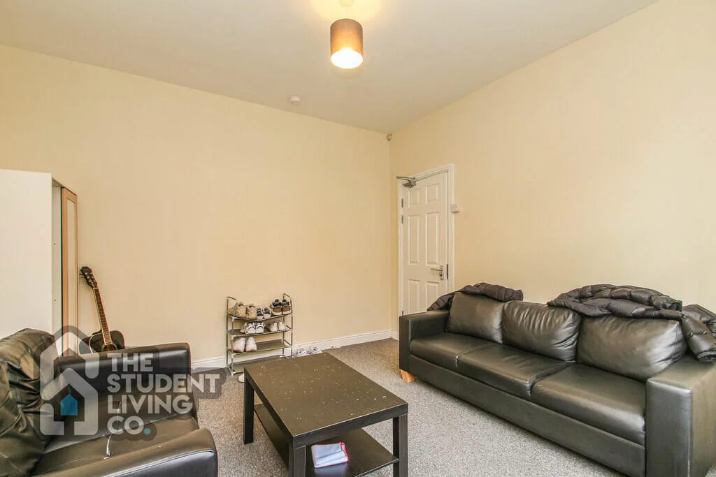 5 bedroom semi-detached house for rent