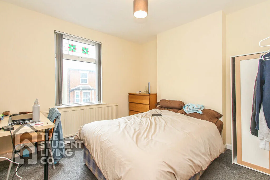 5 bedroom semi-detached house for rent