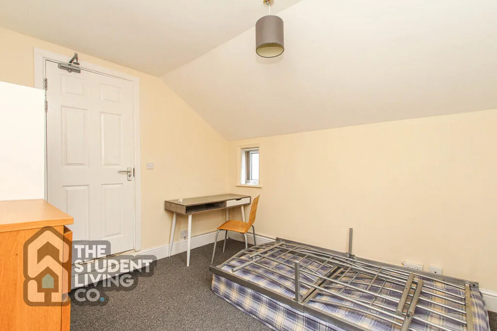 5 bedroom semi-detached house for rent