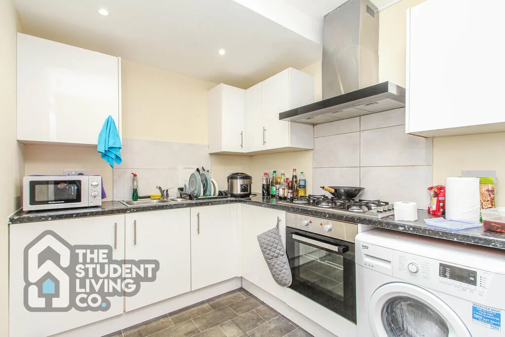 5 bedroom semi-detached house for rent