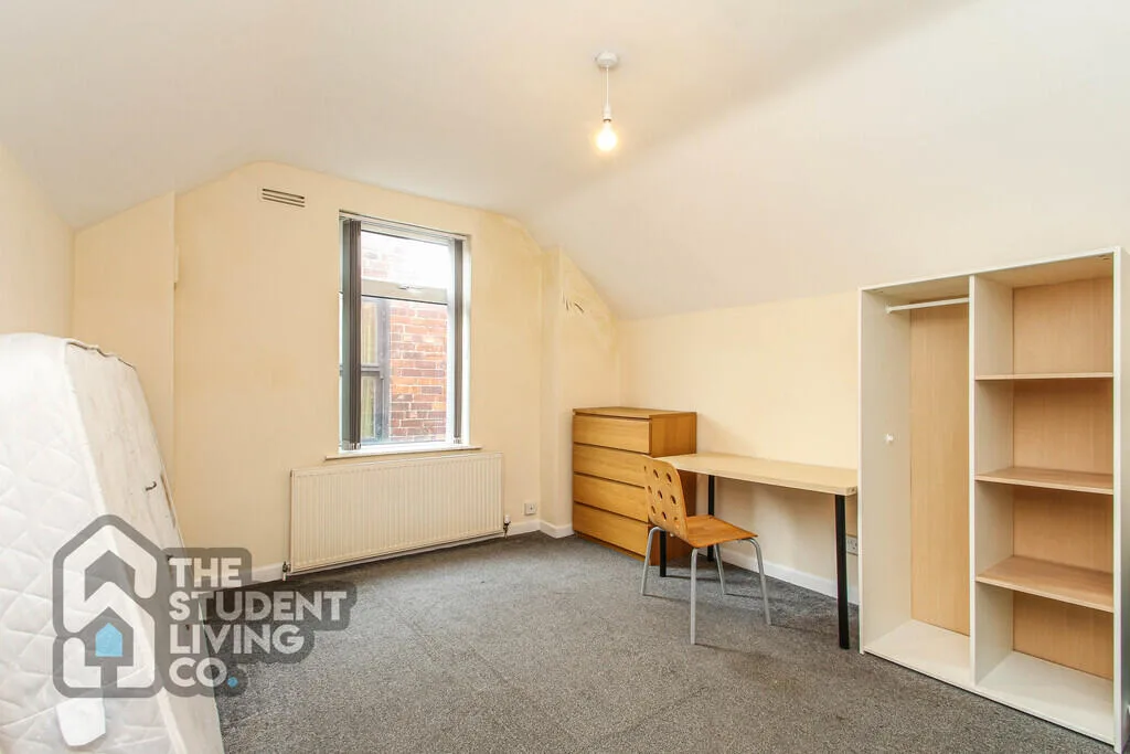 5 bedroom semi-detached house for rent