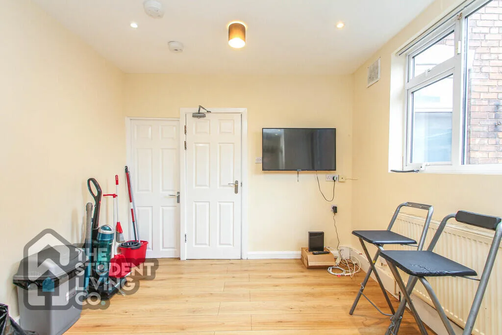 5 bedroom semi-detached house for rent