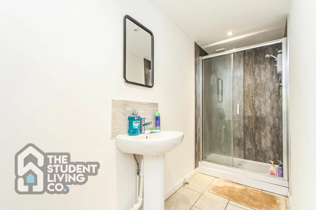 5 bedroom semi-detached house for rent