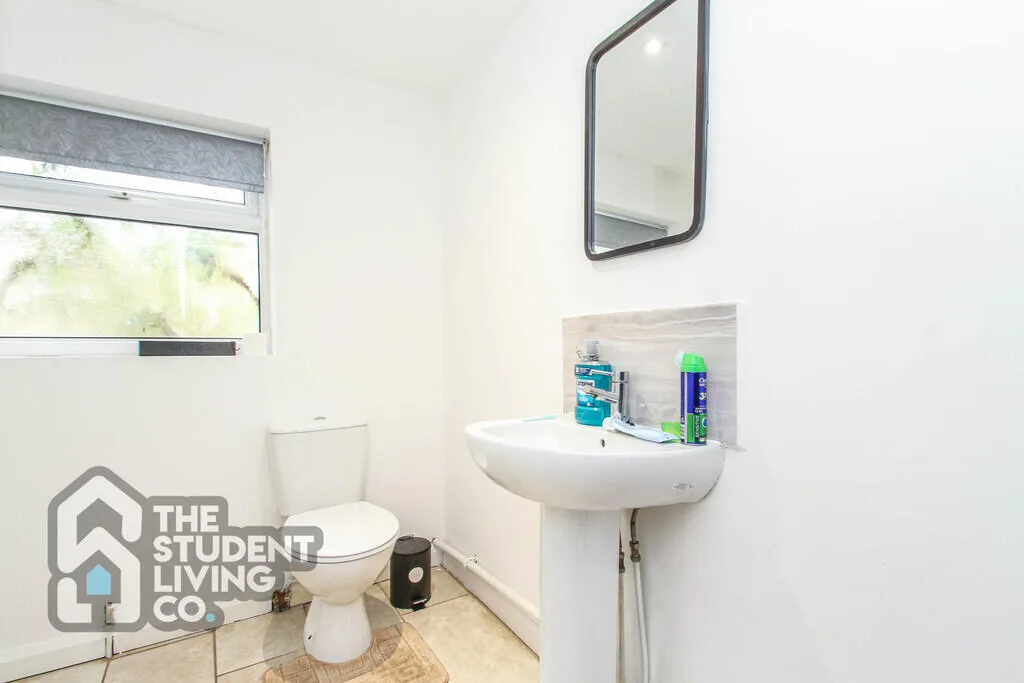 5 bedroom semi-detached house for rent