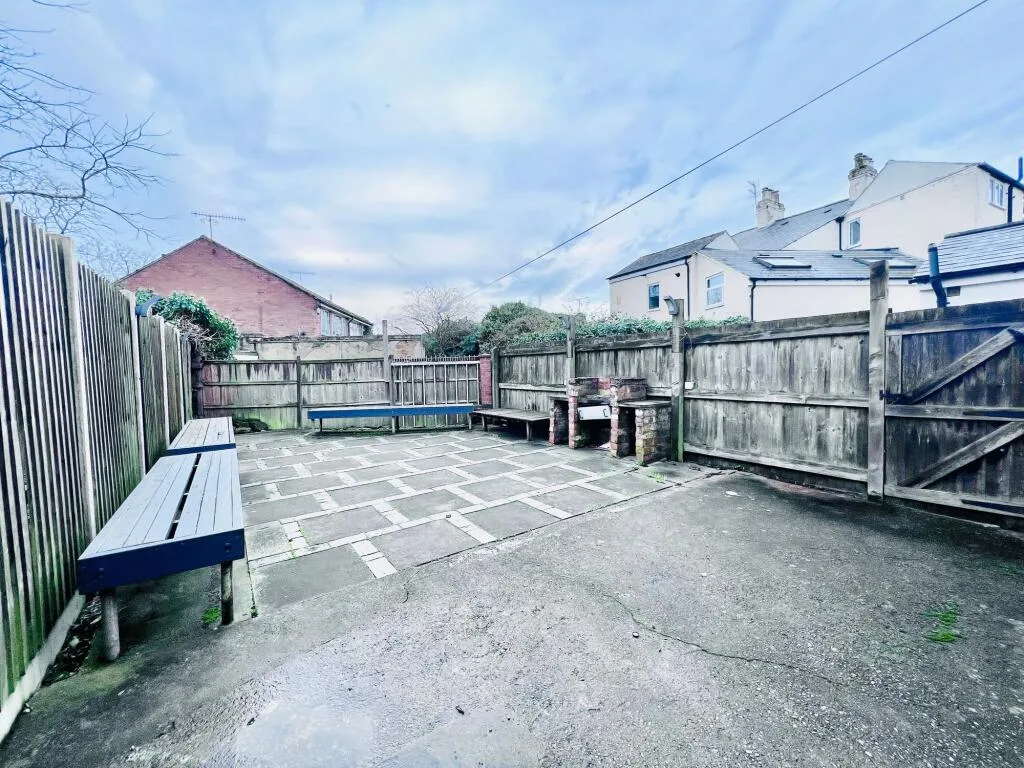 5 bedroom terraced house for rent