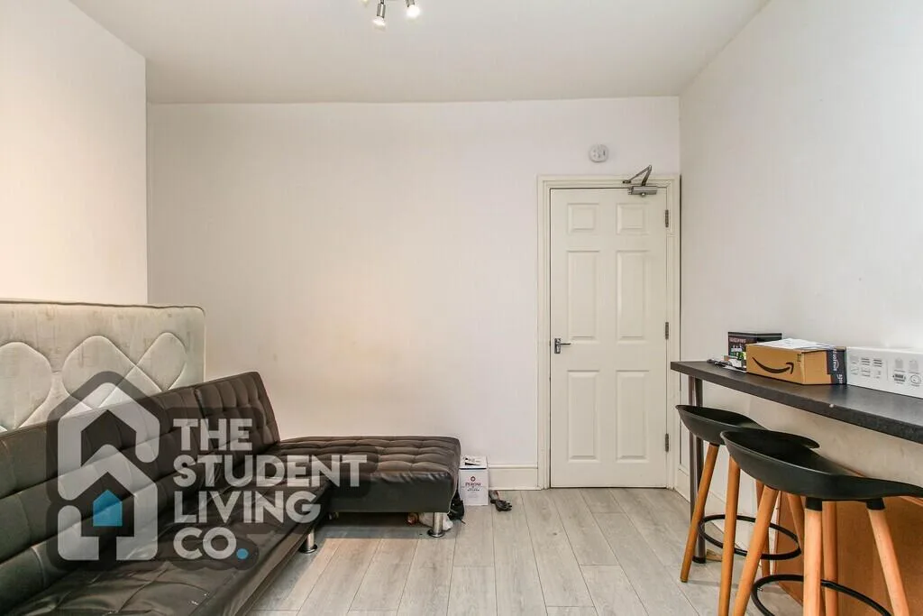5 bedroom semi-detached house for rent