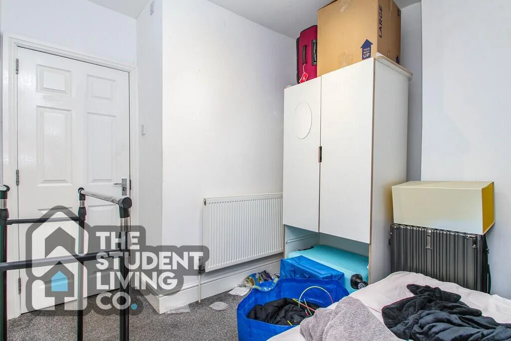 5 bedroom semi-detached house for rent