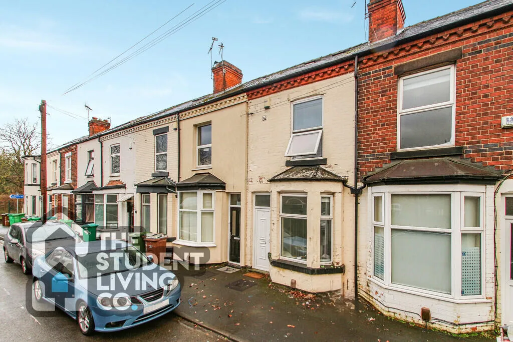 5 bedroom semi-detached house for rent