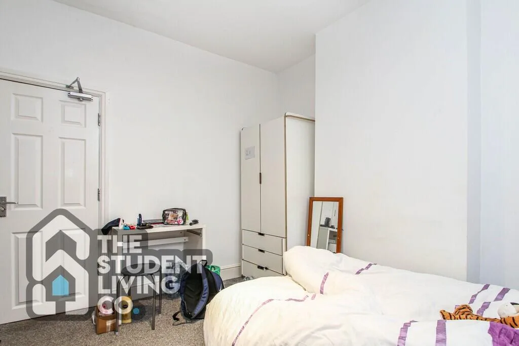 5 bedroom semi-detached house for rent