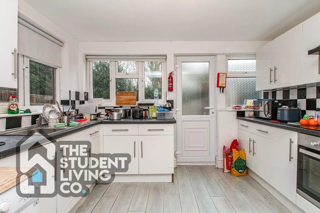 5 bedroom semi-detached house for rent