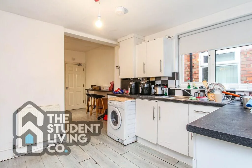 5 bedroom semi-detached house for rent