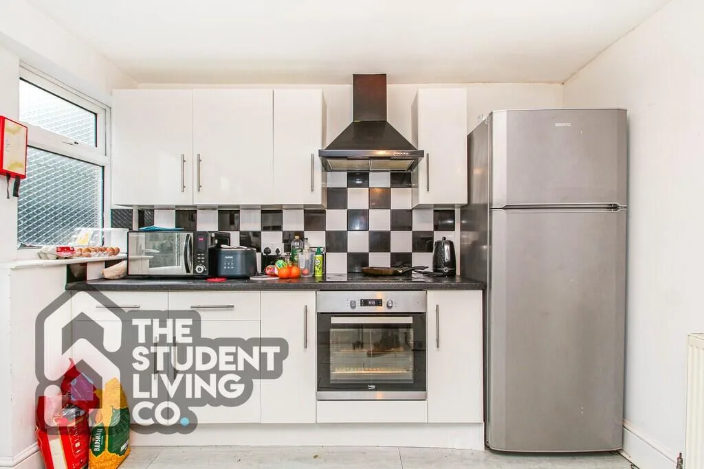 5 bedroom semi-detached house for rent