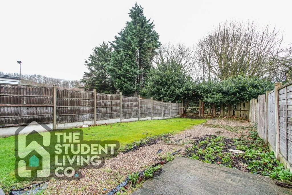 5 bedroom semi-detached house for rent