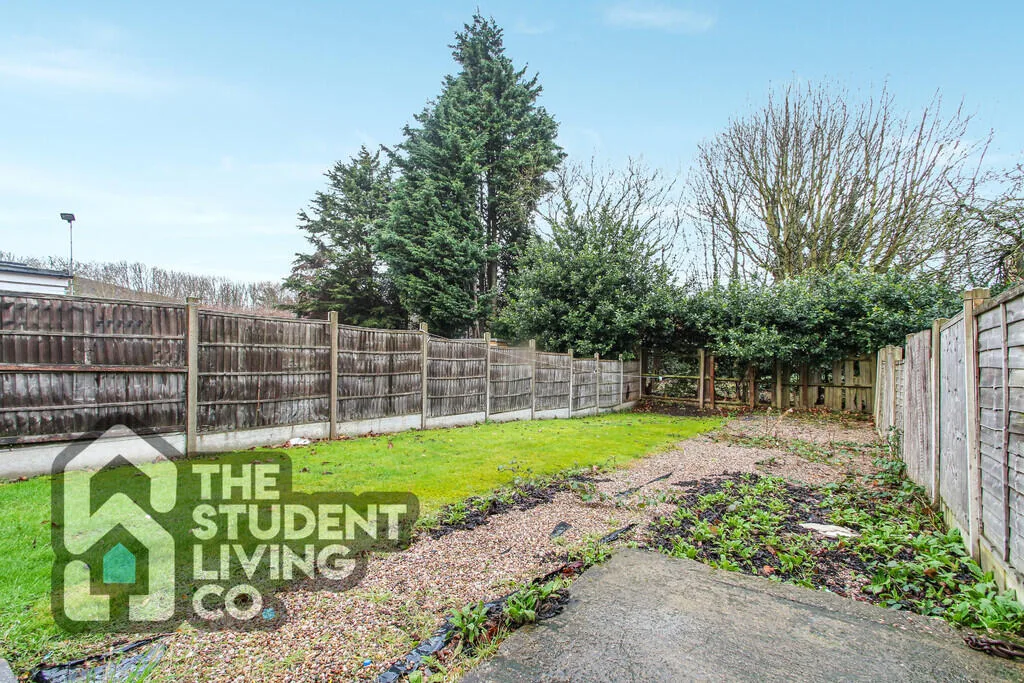 5 bedroom semi-detached house for rent