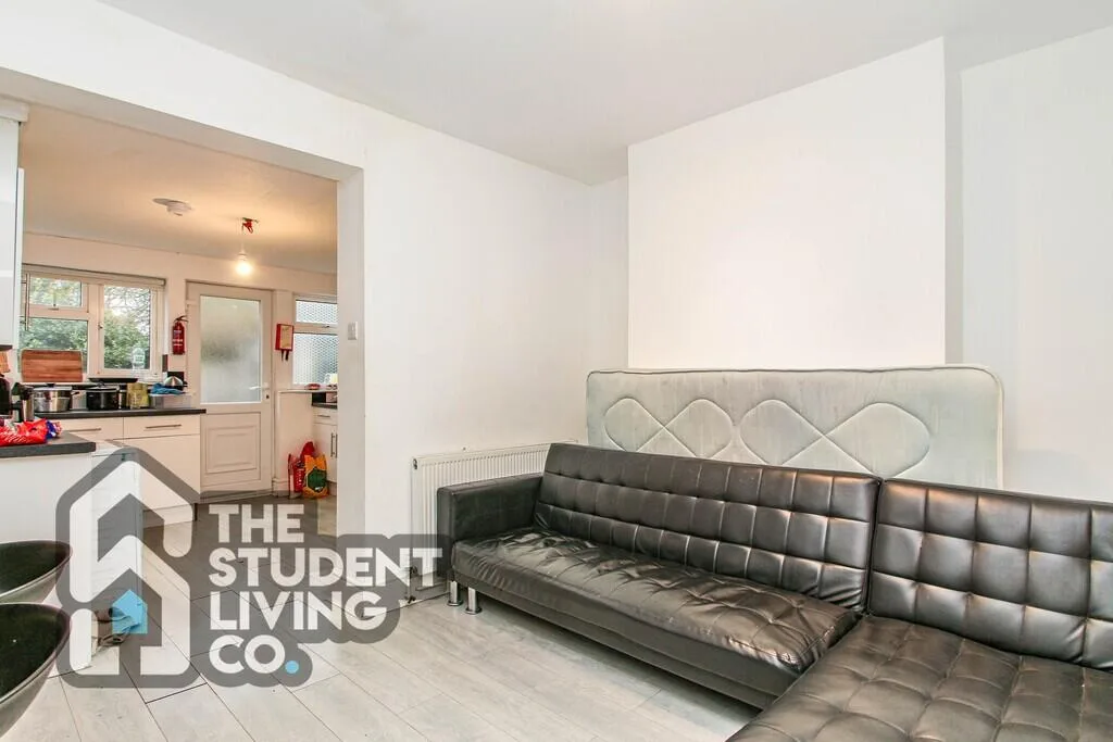5 bedroom semi-detached house for rent