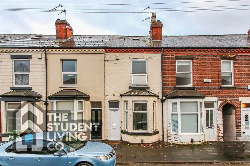 5 bedroom semi-detached house for rent