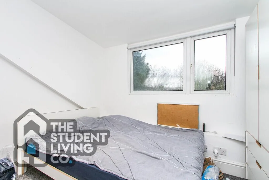 5 bedroom semi-detached house for rent