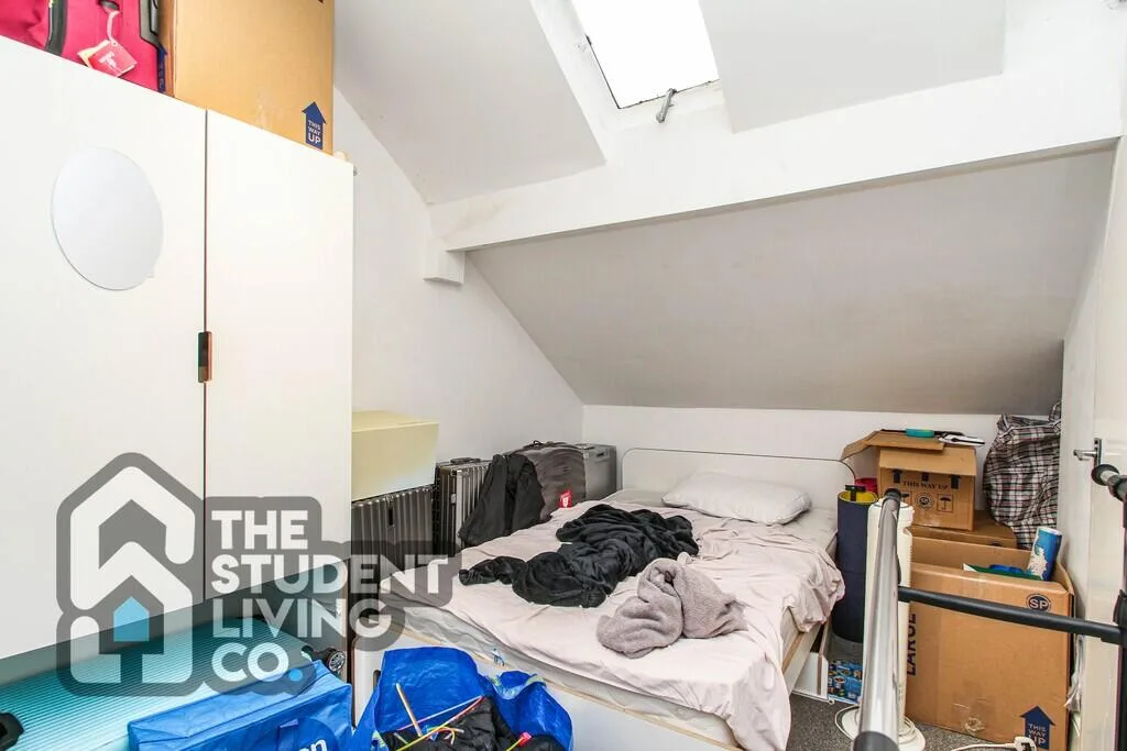 5 bedroom semi-detached house for rent